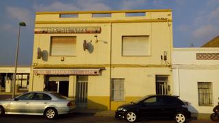 Maison à Mestrets. Venta de vivienda unifamiliar y local de negocio adjunto cerca d