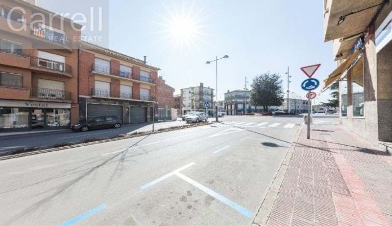 Foto 692480f7-384a-46e2-89fa-21b581e5f768. Car parking in Manlleu