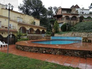Casa  Cl serrallarga 
es: pl: pt:
 blanes (girona). Casa con 4 habitaciones con parking, piscina y jardín
