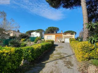 Chalet  Avinguda del bosc  
ur mont-rei
 llagostera (girona)