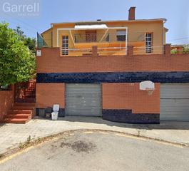 Maison  Carrer de les rovires (a)
 es: pl: pt:
 torrelles de llobregat