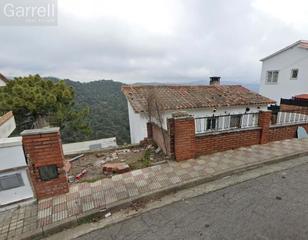 Chalet  Carrer llavaneres. Casa okupada