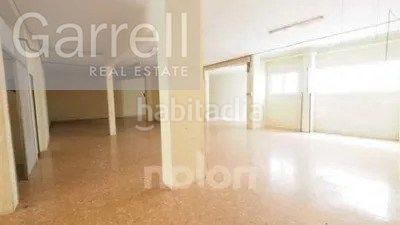 Foto 2c25ba56-b741-402f-8b42-24e390bfd2d0. Local comercial a La Gavarra Cornellà de Llobregat