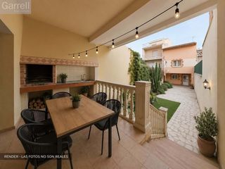 Casa adossada  Carrer figueres. Encantadora casa adosada en torroella de montgrí con jardín y pi
