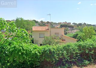 Chalet  Carrer de miguel àngel. Casa ocupada