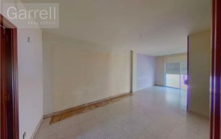 Pis  Cl montblanc  es: pl: pt:
 blanes (girona). Este piso de 98 m en blanes cuenta con tres dormitorios y dos ba