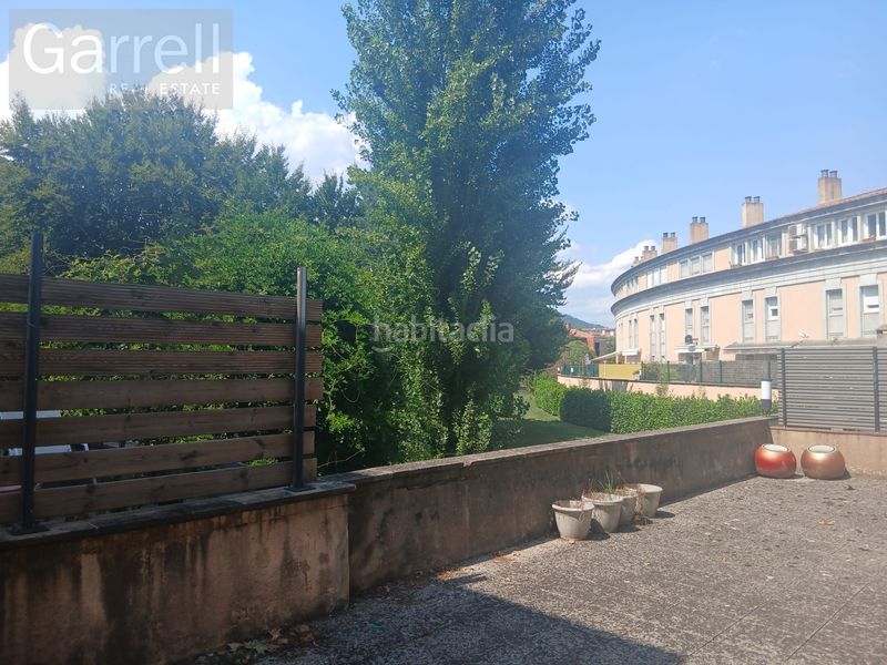 Foto a148cc99-41d0-4aee-a823-77da84fd6fe4. Casa adossada amb aparcament a Olot