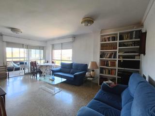 Appartement à San Blas. Gran piso en polígono de san blas
