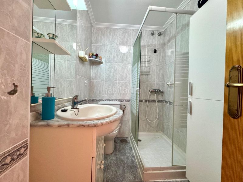 Foto f64544bf-cace-4ade-ad63-7aa1c476d950. Pis a Campello Playa Campello (el)