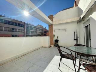 Miete Etagenwohnung in Mercado. Ático en alquiler, 2 dormitorios, centro de alicante.