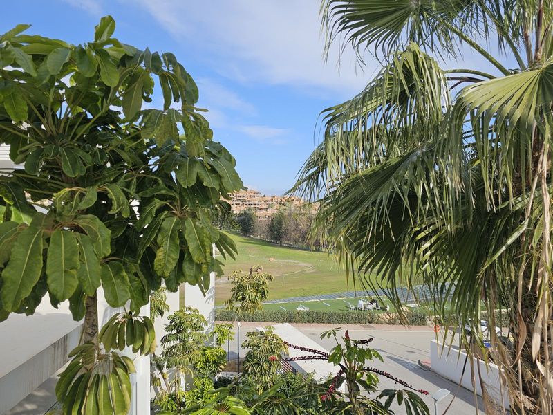 Foto 14bf624f-41df-4634-a9ab-cefda97ad984. Pis amb aparcament piscina a Nueva Atalaya Estepona