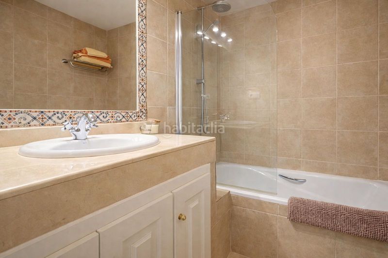 Foto b468e35d-0aee-420b-a5b7-bf656d33f635. Casa adossada amb aparcament piscina a La Quinta Benahavís