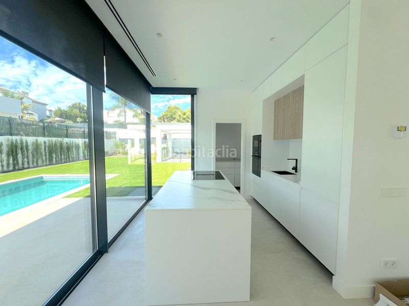 Foto 0fb2248c-93ab-4a46-8aca-2e93285531c8. Casa amb piscina a Nueva Atalaya Estepona