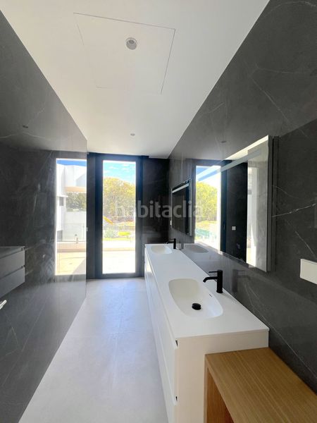 Foto ca87755a-3b3f-4bfc-bb92-7df98e92d4d7. Casa amb piscina a Nueva Atalaya Estepona