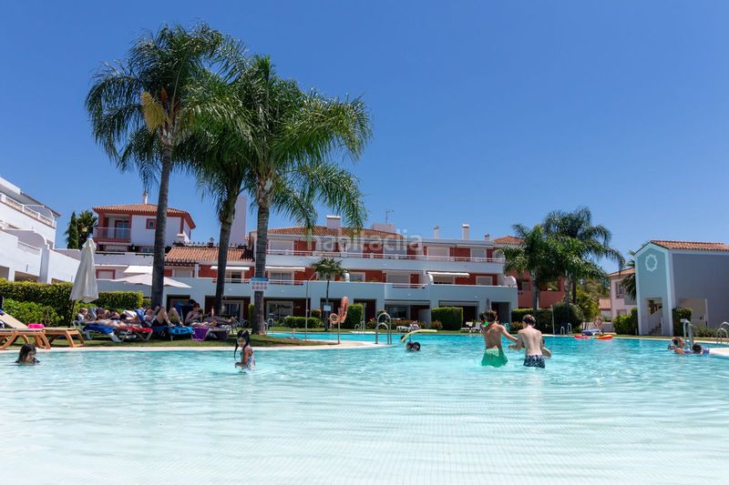 Foto c4014de4-e627-464d-8079-59e524f50371. Pis amb piscina a Paraiso - Barronal Estepona