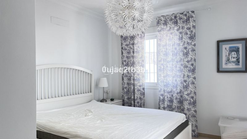 Foto 03cbc2fb-1467-41bf-a6a5-42015fa2386d. Piso apartamento en una de las urbanizaciones mejor valoradas de la zona. cerrado con grandes zonas comunes, enorme piscina de adultos en Marbella