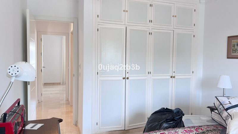 Foto 1058f33b-c738-498a-8cfb-a4e6e1a887e3. Piso apartamento en una de las urbanizaciones mejor valoradas de la zona. cerrado con grandes zonas comunes, enorme piscina de adultos en Marbella