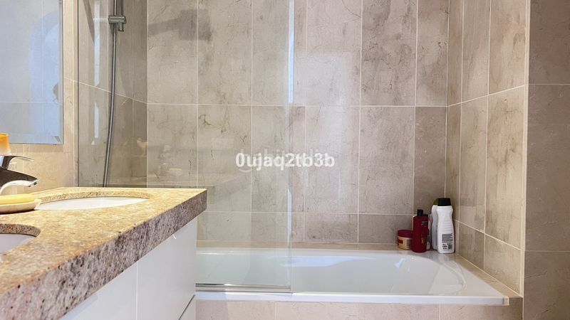 Foto 185068b9-9437-419d-a7e8-294abe1749fa. Piso apartamento en una de las urbanizaciones mejor valoradas de la zona. cerrado con grandes zonas comunes, enorme piscina de adultos en Marbella