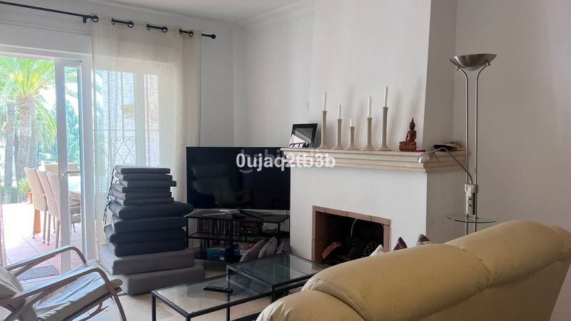 Foto 1a9c2a46-6ffa-45c0-bdff-c35682801eea. Piso apartamento en una de las urbanizaciones mejor valoradas de la zona. cerrado con grandes zonas comunes, enorme piscina de adultos en Marbella