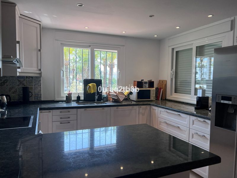 Foto 1dcd51d8-3a0a-4b14-a806-79b32197d89f. Piso apartamento en una de las urbanizaciones mejor valoradas de la zona. cerrado con grandes zonas comunes, enorme piscina de adultos en Marbella