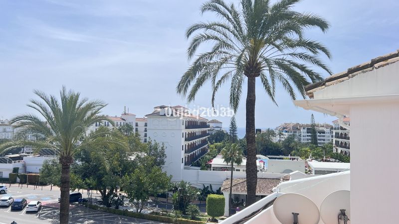 Foto 26bf3fec-0de9-45d6-9069-1d190b486b07. Piso apartamento en una de las urbanizaciones mejor valoradas de la zona. cerrado con grandes zonas comunes, enorme piscina de adultos en Marbella