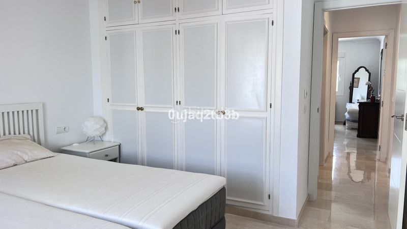 Foto 27802b51-f61d-4756-80f0-4e5d03cbc70f. Piso apartamento en una de las urbanizaciones mejor valoradas de la zona. cerrado con grandes zonas comunes, enorme piscina de adultos en Marbella
