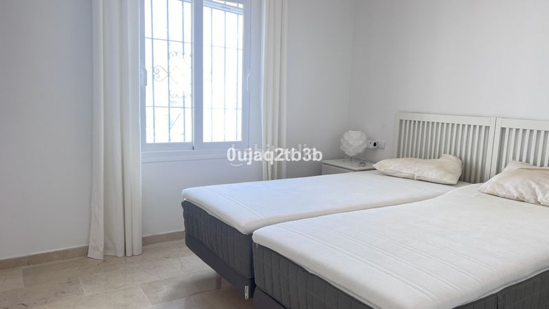 Foto 2a8ab1e6-40b1-42a0-883f-48c728921697. Piso apartamento en una de las urbanizaciones mejor valoradas de la zona. cerrado con grandes zonas comunes, enorme piscina de adultos en Marbella