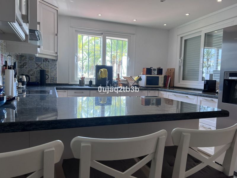 Foto 2b77ac0e-54dd-4cd1-b289-83a1574b66ff. Piso apartamento en una de las urbanizaciones mejor valoradas de la zona. cerrado con grandes zonas comunes, enorme piscina de adultos en Marbella