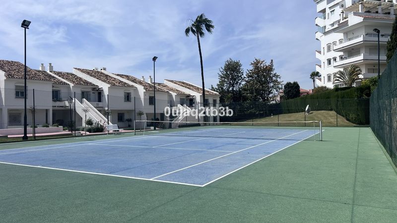 Foto 3a819f59-9f1d-47d6-a4e0-35af00836e11. Piso apartamento en una de las urbanizaciones mejor valoradas de la zona. cerrado con grandes zonas comunes, enorme piscina de adultos en Marbella