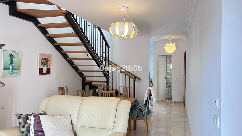 Foto 43c38b53-4581-4060-ac37-251f1ca6850e. Piso apartamento en una de las urbanizaciones mejor valoradas de la zona. cerrado con grandes zonas comunes, enorme piscina de adultos en Marbella