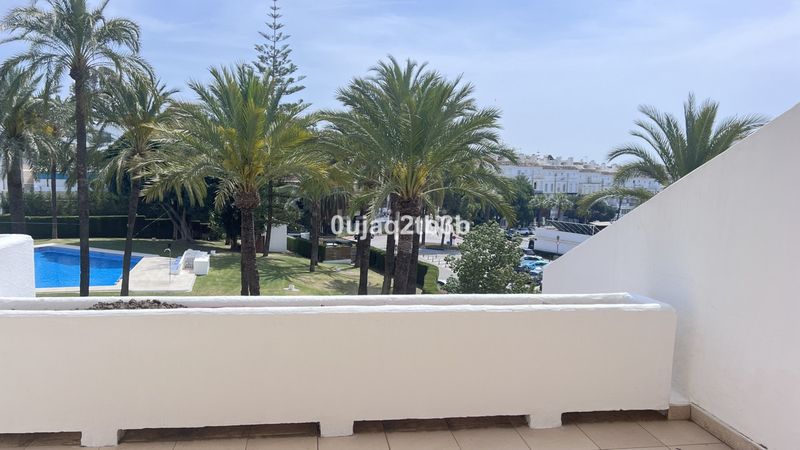 Foto 589c6bed-824c-4838-ac75-386b4b68300a. Piso apartamento en una de las urbanizaciones mejor valoradas de la zona. cerrado con grandes zonas comunes, enorme piscina de adultos en Marbella