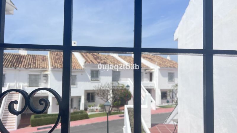 Foto 6152c6aa-1fa3-44c9-bb52-e2b4554a0483. Piso apartamento en una de las urbanizaciones mejor valoradas de la zona. cerrado con grandes zonas comunes, enorme piscina de adultos en Marbella