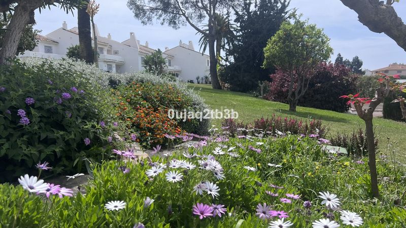 Foto 62537d12-db10-4a36-b0df-bccdb3736f7d. Piso apartamento en una de las urbanizaciones mejor valoradas de la zona. cerrado con grandes zonas comunes, enorme piscina de adultos en Marbella