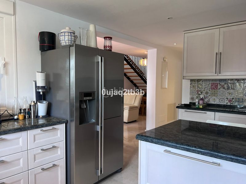 Foto 6808f91a-a19d-4c24-adc3-c5fb1d82d7fc. Piso apartamento en una de las urbanizaciones mejor valoradas de la zona. cerrado con grandes zonas comunes, enorme piscina de adultos en Marbella
