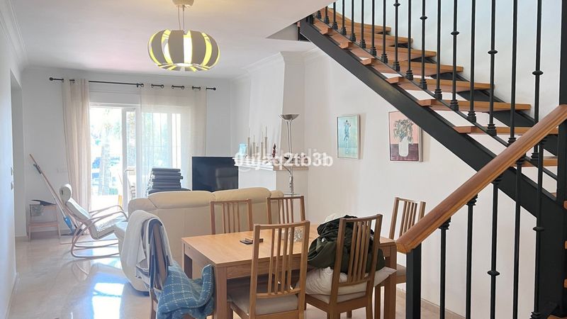 Foto 7bfdfe9f-6f06-4cb9-9a7f-d138e4e314ab. Piso apartamento en una de las urbanizaciones mejor valoradas de la zona. cerrado con grandes zonas comunes, enorme piscina de adultos en Marbella