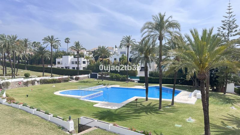 Foto 876cbe80-dcc1-4056-8a30-f584d9680e9d. Piso apartamento en una de las urbanizaciones mejor valoradas de la zona. cerrado con grandes zonas comunes, enorme piscina de adultos en Marbella