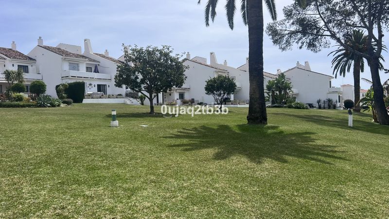 Foto 90fdf6d4-44e1-4afd-91bd-53f8f6e20634. Piso apartamento en una de las urbanizaciones mejor valoradas de la zona. cerrado con grandes zonas comunes, enorme piscina de adultos en Marbella