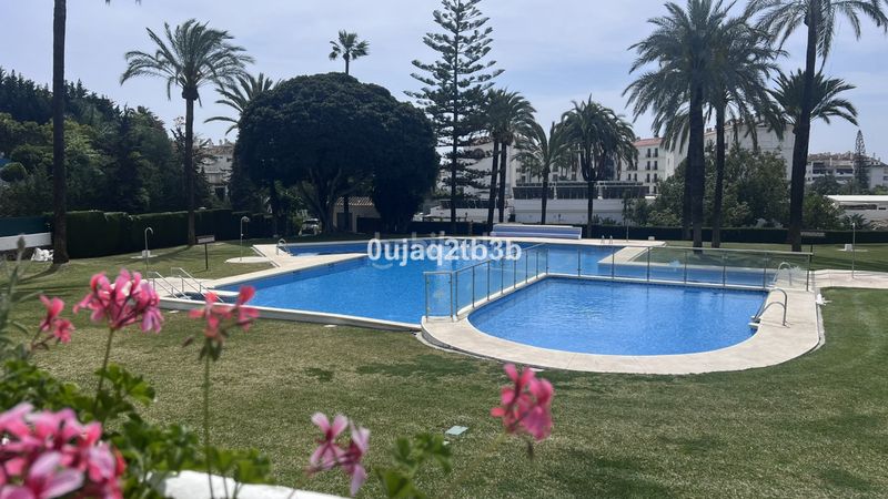 Foto 94d58acb-cd5e-477f-b0e1-bc8915e52a34. Piso apartamento en una de las urbanizaciones mejor valoradas de la zona. cerrado con grandes zonas comunes, enorme piscina de adultos en Marbella