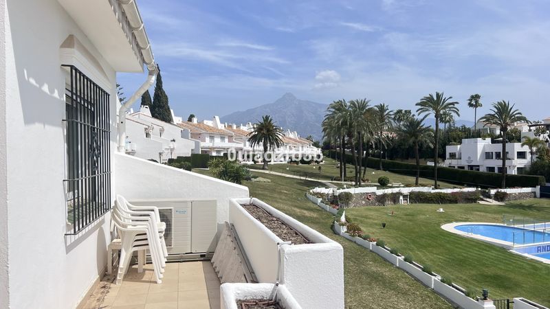 Foto a436ade0-3b22-49c5-b0a2-133702c29472. Piso apartamento en una de las urbanizaciones mejor valoradas de la zona. cerrado con grandes zonas comunes, enorme piscina de adultos en Marbella