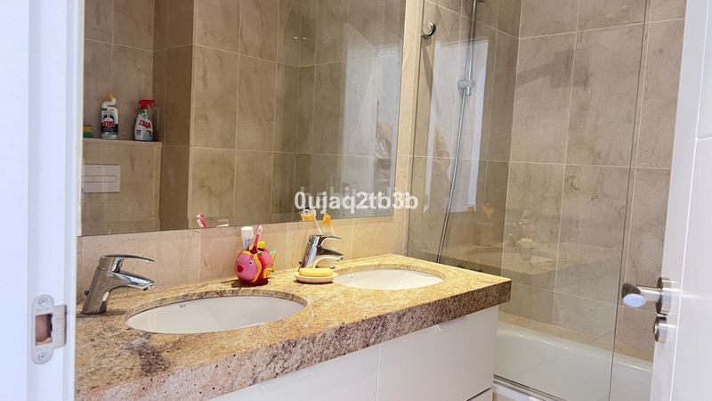 Foto af3ffbfd-20ca-4b07-8fe0-45defbc1ed08. Piso apartamento en una de las urbanizaciones mejor valoradas de la zona. cerrado con grandes zonas comunes, enorme piscina de adultos en Marbella