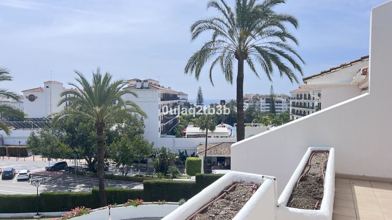 Foto b0cb23c6-bb0a-40fe-9783-2444725758e1. Piso apartamento en una de las urbanizaciones mejor valoradas de la zona. cerrado con grandes zonas comunes, enorme piscina de adultos en Marbella