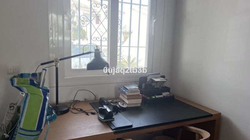 Foto bfebab04-9e3b-4855-b3b1-42fad4938b28. Piso apartamento en una de las urbanizaciones mejor valoradas de la zona. cerrado con grandes zonas comunes, enorme piscina de adultos en Marbella