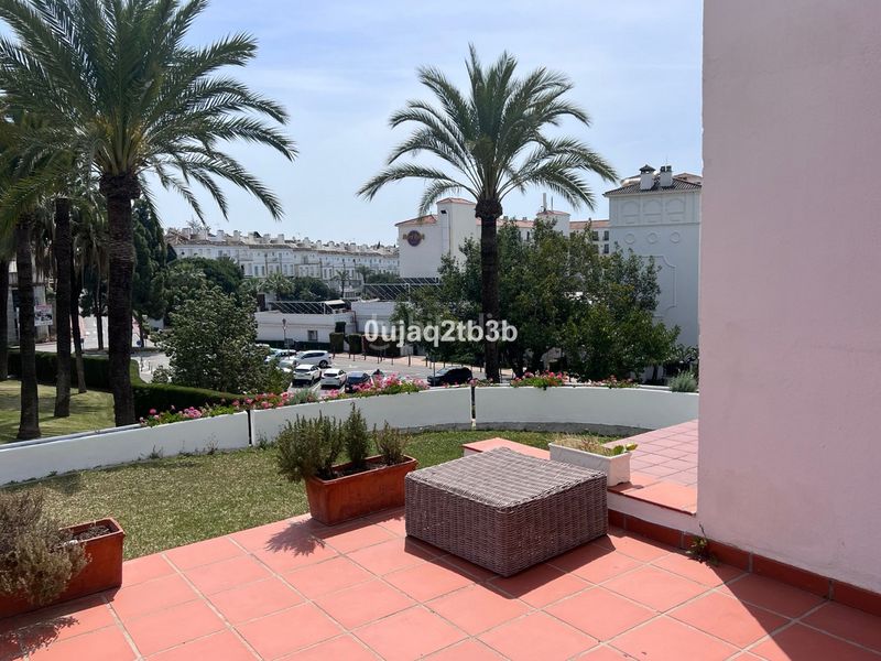 Foto cb04473a-1d72-4e31-8bea-dc079b236829. Piso apartamento en una de las urbanizaciones mejor valoradas de la zona. cerrado con grandes zonas comunes, enorme piscina de adultos en Marbella