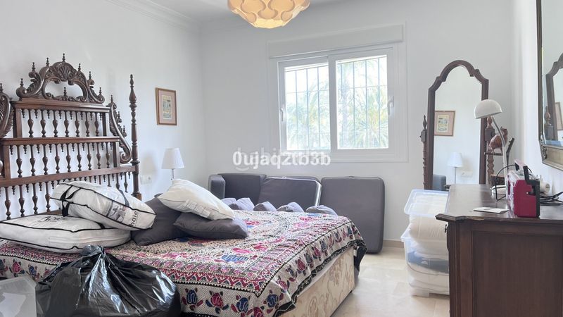 Foto d6e24a9e-9113-4fc1-b814-c37e66f5eca1. Piso apartamento en una de las urbanizaciones mejor valoradas de la zona. cerrado con grandes zonas comunes, enorme piscina de adultos en Marbella