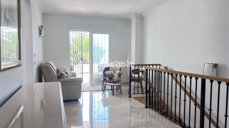 Foto db572353-a3cf-4529-80a6-a331881aed52. Piso apartamento en una de las urbanizaciones mejor valoradas de la zona. cerrado con grandes zonas comunes, enorme piscina de adultos en Marbella