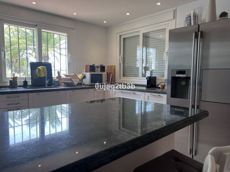 Foto eabc8d9a-0be1-41e7-b2cf-55807e7c7f3c. Piso apartamento en una de las urbanizaciones mejor valoradas de la zona. cerrado con grandes zonas comunes, enorme piscina de adultos en Marbella