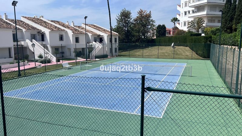 Foto f1edf286-3c67-41ce-ae98-28e007c88fe8. Piso apartamento en una de las urbanizaciones mejor valoradas de la zona. cerrado con grandes zonas comunes, enorme piscina de adultos en Marbella
