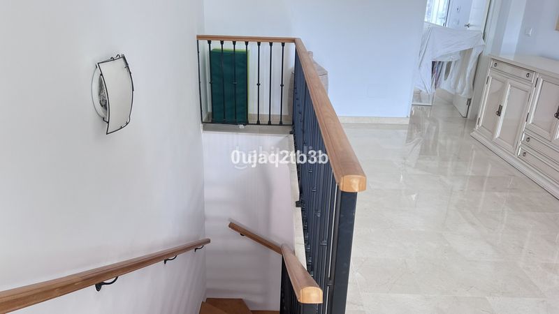 Foto fab7d5e2-fb14-431a-b53f-6e1c58e8d320. Piso apartamento en una de las urbanizaciones mejor valoradas de la zona. cerrado con grandes zonas comunes, enorme piscina de adultos en Marbella