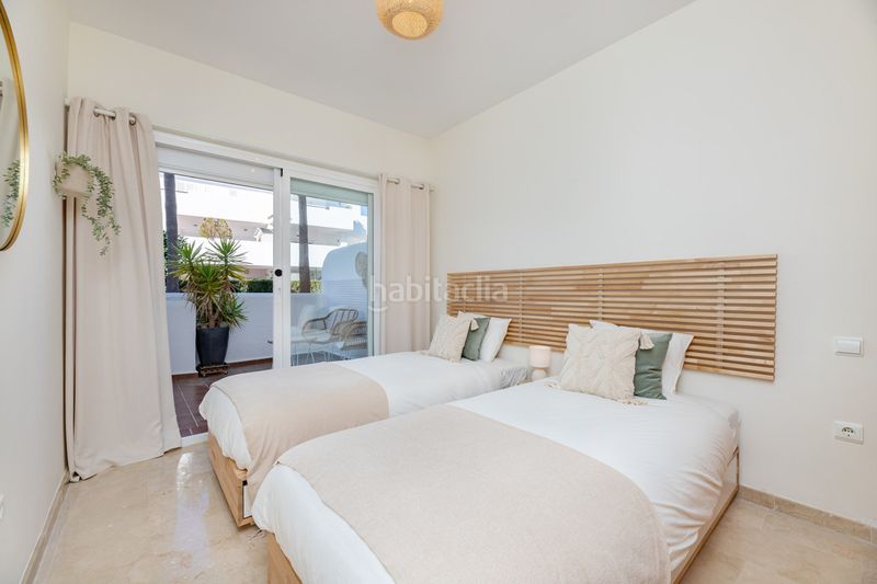 Foto 371c1cfe-8d86-4e9e-93d9-637278978673. Piso adéntrate en tu propio rincón del mediterráneo con este acogedor apartamento en planta baja. diseñado para el confort y la vida al en Estepona