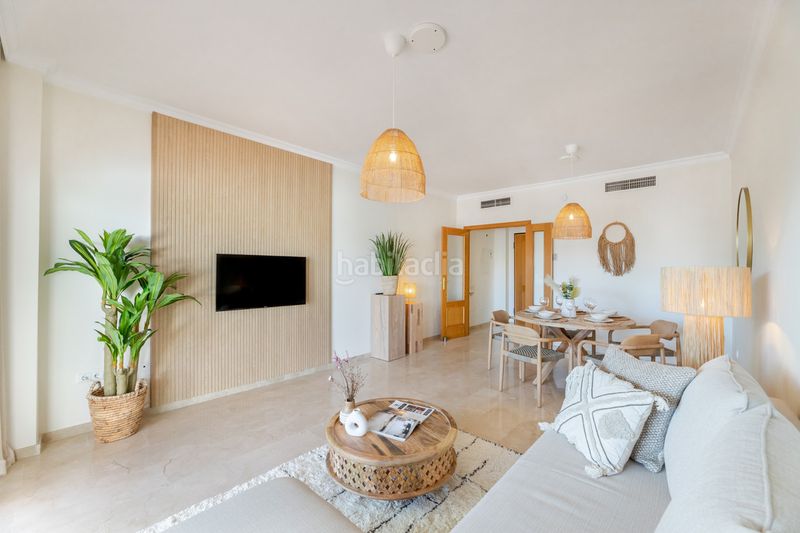 Foto 557b7cb9-bf0e-4d01-8d73-e7382989fbd5. Piso adéntrate en tu propio rincón del mediterráneo con este acogedor apartamento en planta baja. diseñado para el confort y la vida al en Estepona